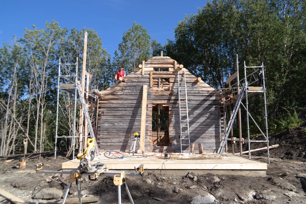 Gamla timmerstommen frilagd. Pågjuten befintlig betonggrund. Gamla timmerstommen frilagd. Pågjuten befintlig betonggrund.