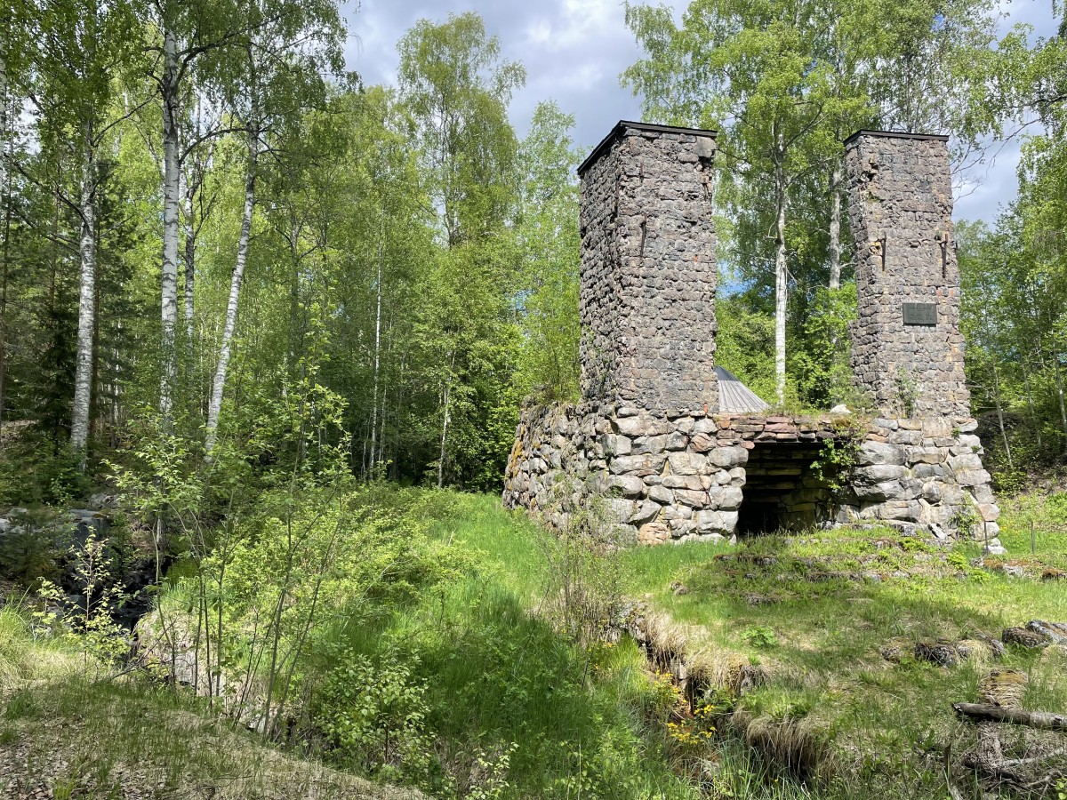 Edske masugn där första lyckade bessemerblåsningen utfördes. Edske masugn där första lyckade bessemerblåsningen utfördes.