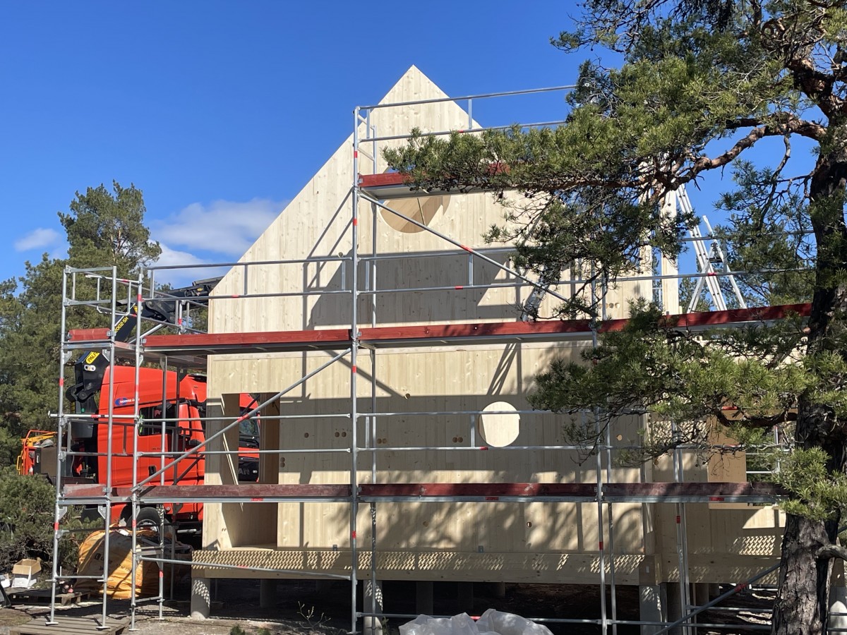 Gavel mot väster. Massivträstommen.