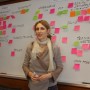 Arkitekt Maria Block sätter upp lappar vid SWOT-övning ABF 2013-01