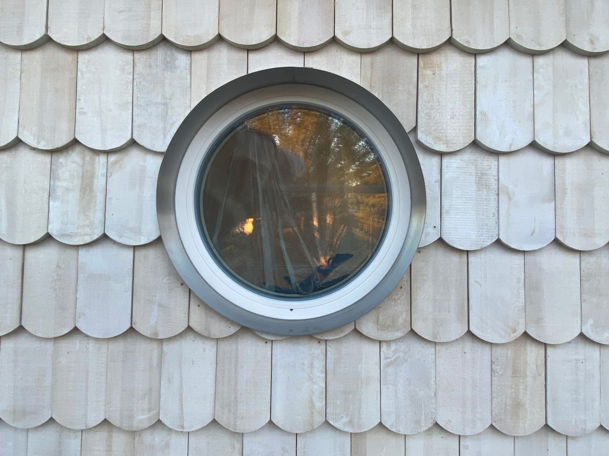 Gavelfönster mot öster med Hälsinge takspån